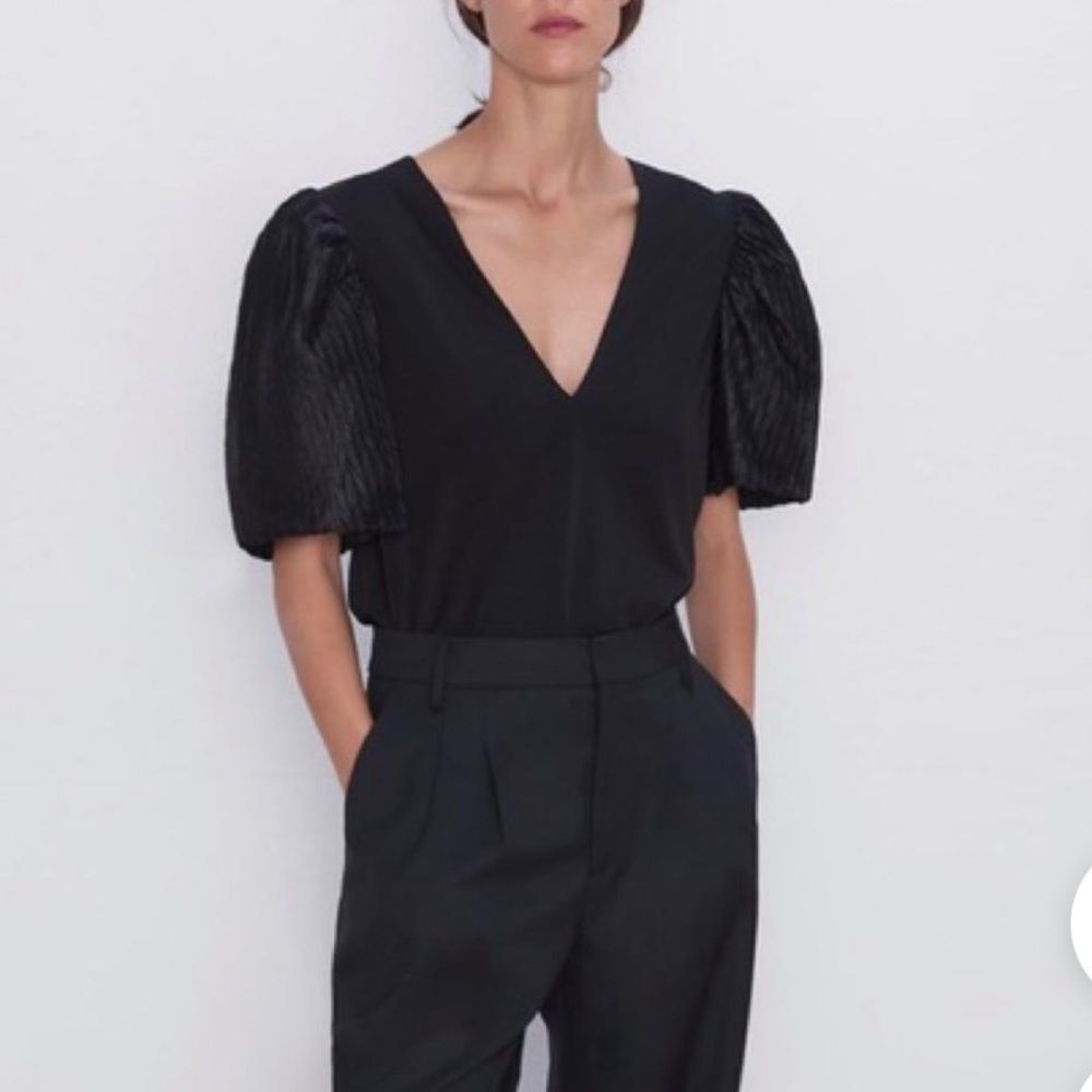 Zara Black V-Neck Short Dramatic Puff Sleeve Blouse. Size Small.